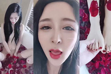 小姐姐穿着性感内衣在浪漫的沐浴